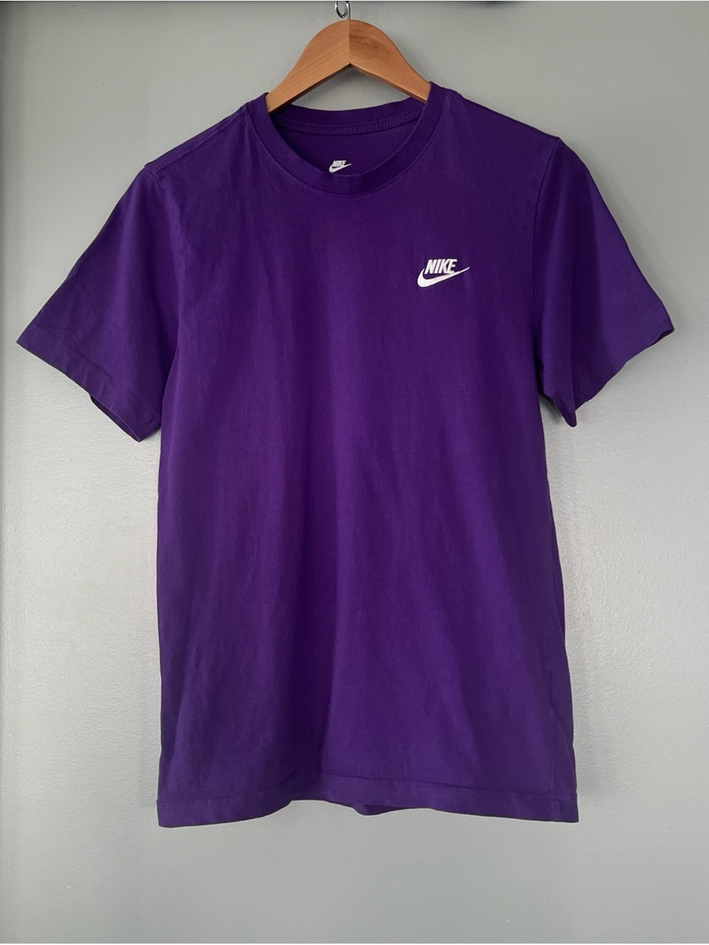 Nike Sportswear Embroidered Logo Tee Men’s Small Purple T-Shirt AR4997-507